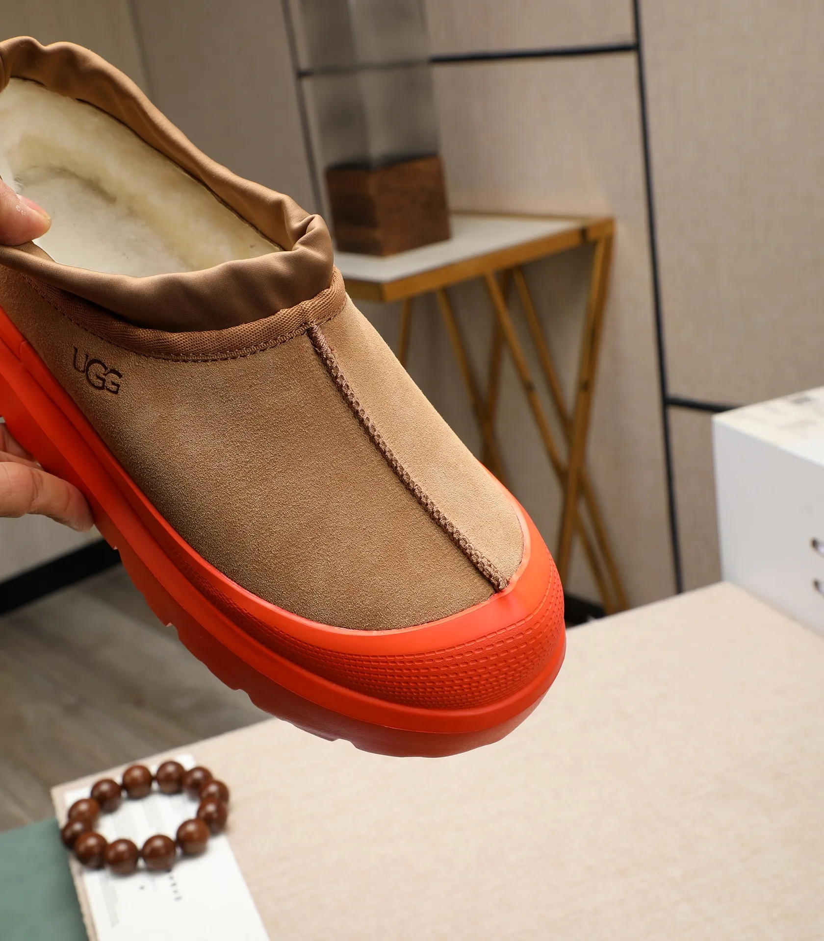 Men's shoes 💰540 (same style for men and women) Please pay attention to the quality of the original order and compare the thickness of the wool 🏮🏮The popular UGG is from Australia's warm luxury brand men's shoes, the official website is synchronized, Beckham men's style..., made of imported first-layer waxed cowhide, waxed toe cap, Australian real wool velvet lining Carefully sewn...Imported rubber Martin boots outsoles (comfortable, soft and wear-resistant). I really like the quality..Exquisite workmanship. You won't be able to put it down at first sight. Sizes 35-44